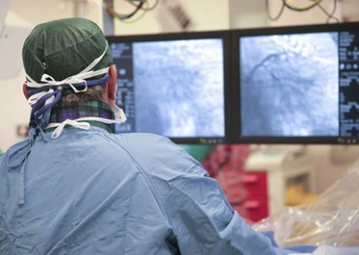 Disfunción microvascular en pacientes sintomáticos con lesiones coronarias intermedias