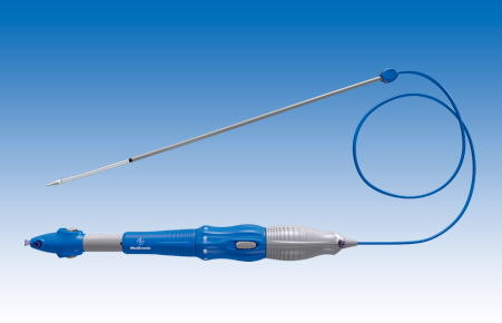 La válvula CoreValve Evolut R arroja resultados positivos en una población importante de pacientes La Evolut R, al igual que su predecesora CoreValve, es una válvula autoexpandible, supra-anular, de pericardio porcino en un stent de nitinol. Entre las mejoras de esta válvula se pueden enumerar su mejor perfil y la posibilidad de re-envainarla. Esto la hace completamente reposicionable e incluso recapturable. Faltaba ver si estas ventajas técnicas se traducirían en ventajas clínicas (lo cual es -en definitiva- lo que importa) en una población grande de pacientes del mundo real. El estudio FORWARD (CoreValve Evolut R FORWARD) es un registro prospectivo que incluyó 1038 pacientes de 53 centros y cuatro continentes. Los pacientes tuvieron una edad media de 81.8 ± 6.2 años y un STS de 5.5 ± 4.5%, lo cual constituye un riesgo intermedio y coincide con la tendencia actual de la práctica clínica. La capacidad de reposicionar la válvula debió ser utilizada en el 25.8% de los pacientes, característica que permitió el implante de una sola válvula en el lugar correcto en el 98.9% de los casos. A 30 días, la mortalidad fue del 1.9% y el stroke incapacitante del 1.8%. Solo el 1.9% de los pacientes presentó insuficiencia aórtica moderada a severa; la tasa de marcapaso definitivo fue del 17.5%. Ambos datos están por debajo de lo que mostró el estudio SURTAVI con la CoreValve en una población similar (3.4% y 25.9% respectivamente) y la mejora se puede atribuir a la posibilidad de reposicionar el dispositivo. Conclusión La nueva generación de la válvula autoexpandible es segura y efectiva en pacientes con estenosis aórtica severa no seleccionados del mundo real. Comentario editorial La mortalidad por cualquier causa del 1.9% está claramente por debajo del 5.5% esperado según el score de STS y en sintonía con la del 1.1% descripta en el registro que testeó la última generación de la válvula balón expandible SAPIEN 3 en una población similar. El 98% de los pacientes fueron tratados por acceso femoral, lo cual también es la tendencia mundial gracias a la significativa disminución del perfil de los dispositivos. Afortunadamente, la enorme mayoría de las mejoras técnicas que han incorporado los nuevos dispositivos (tanto este como la competencia) han logrado traducirse en mejoras clínicas para los pacientes, logrando reducir la insuficiencia paravalvular, la tasa de marcapaso y las complicaciones vasculares. Título original: Clinical Outcomes With a Repositionable Self-Expanding Transcatheter Aortic Valve Prosthesis. The International FORWARD Study. Referencia: Eberhard Grube et al. J Am Coll Cardiol 2017;70:845–53.