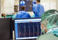 El uso de imágenes intravasculares para guiar la angioplastia reduce el riesgo de muerte cardiovascular en comparación con la angiografía