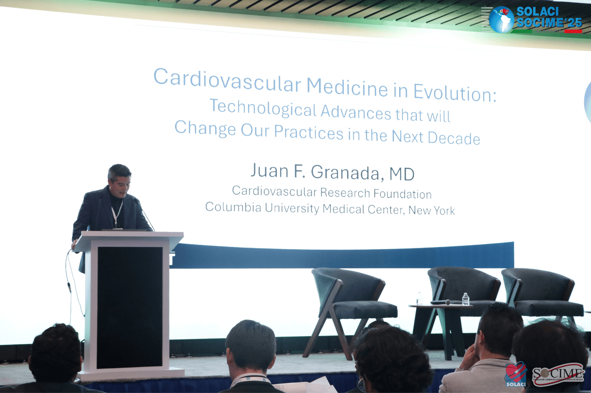 Dr. Juan Granada, durante su Keynote Lecture en la ceremonia de apertura SOLACI-SOCIME 2025